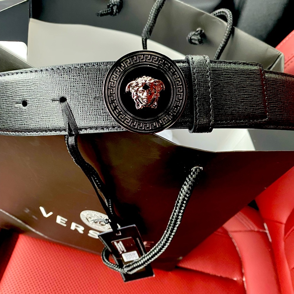 BEAUTIFUL AUTHENTIC MEN VERSACE BELT BRAND NEW!!!!  I AM FIRM ON MY PRICE!!